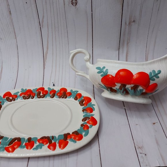 1970's Vintage Gravy Boat and Tray - Picture 2 of 11